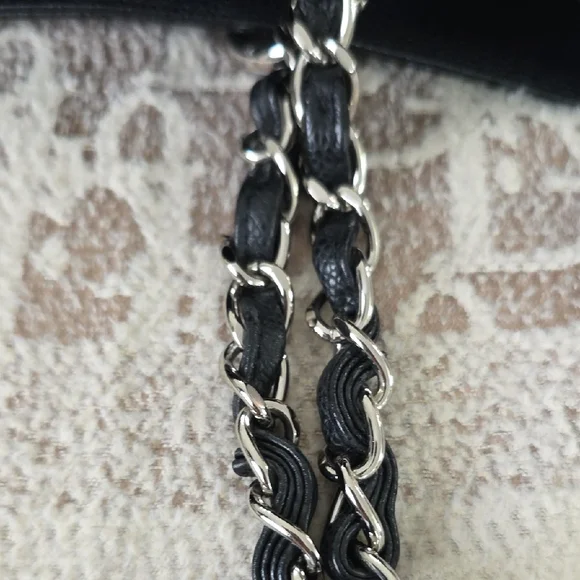 Chanel Black Quilted Shoulder Bag - Picture 8 of 14